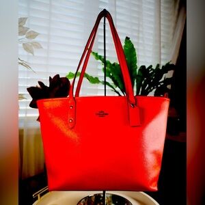 “HostPick”EUC Coach Mollie Tote/ GUNMETAL/ MIAMI RED/ APPLE